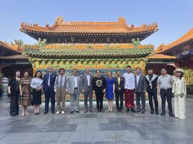 世界收藏大家周力生欢迎美国布什家族成员尼尔·布什一行参访康熙行宫